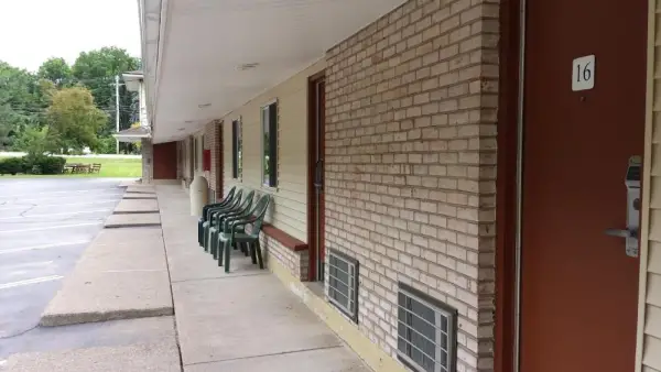 Budget Inn Fairport 8